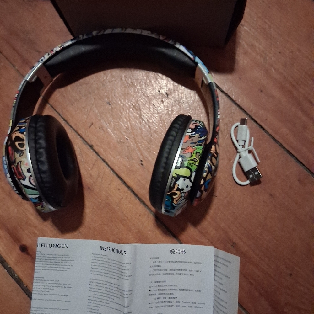 *bogo* Graffiti Style Wireless Headphones - Picture 2 of 6